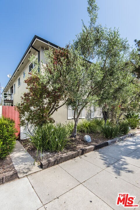 Building Photo - 2115 Ocean Park Blvd