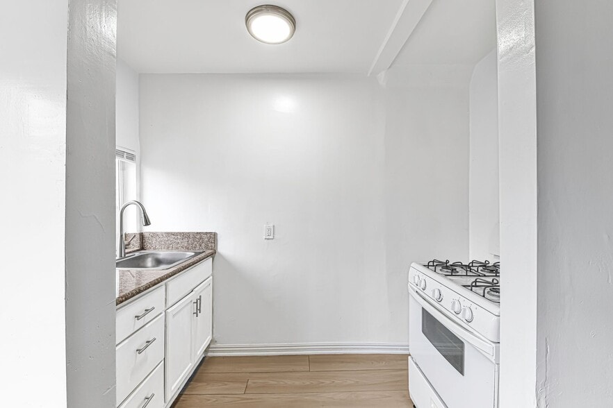 Building Photo - 530 W 9th St