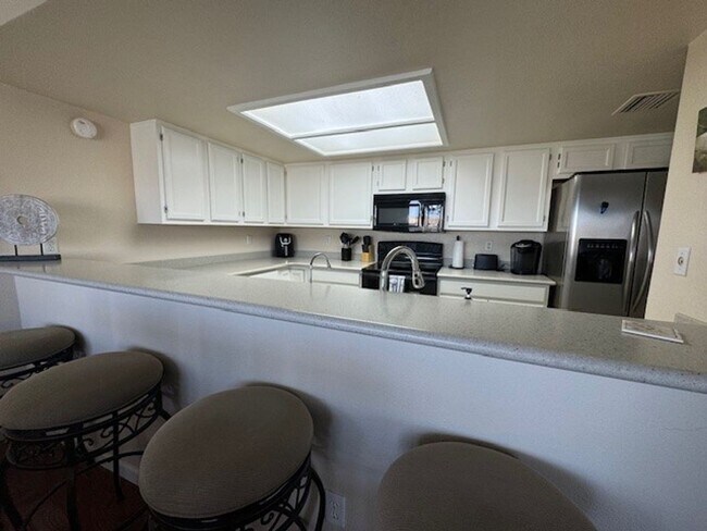 Building Photo - 2BR 2BA Furnished Vacation Condo Waterfron...