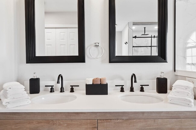 Building Photo - 6 Clinton Ct N