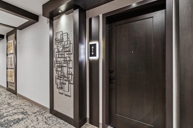 Entrance 416 - 18 Artisan Dr