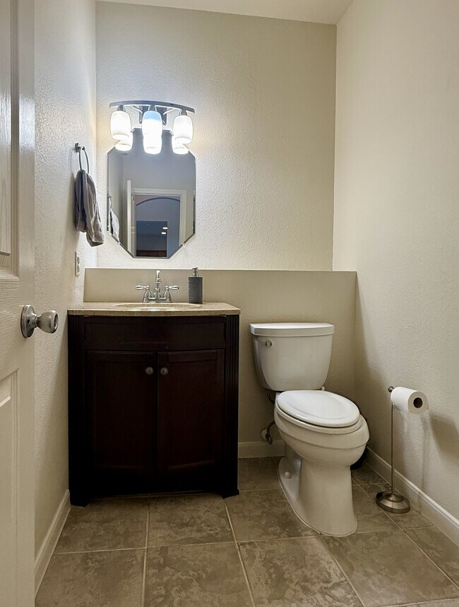 Building Photo - 510 Roble Fino