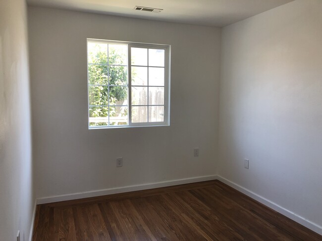 Building Photo - 2-Bedroom Richmond Home with Laundry Machi...