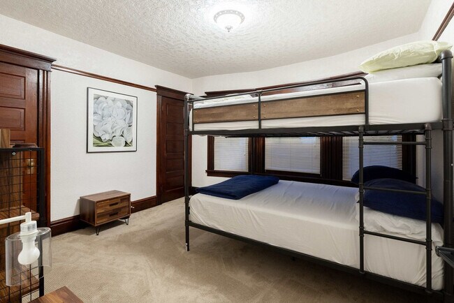 Building Photo - 26 NE 11th Ave