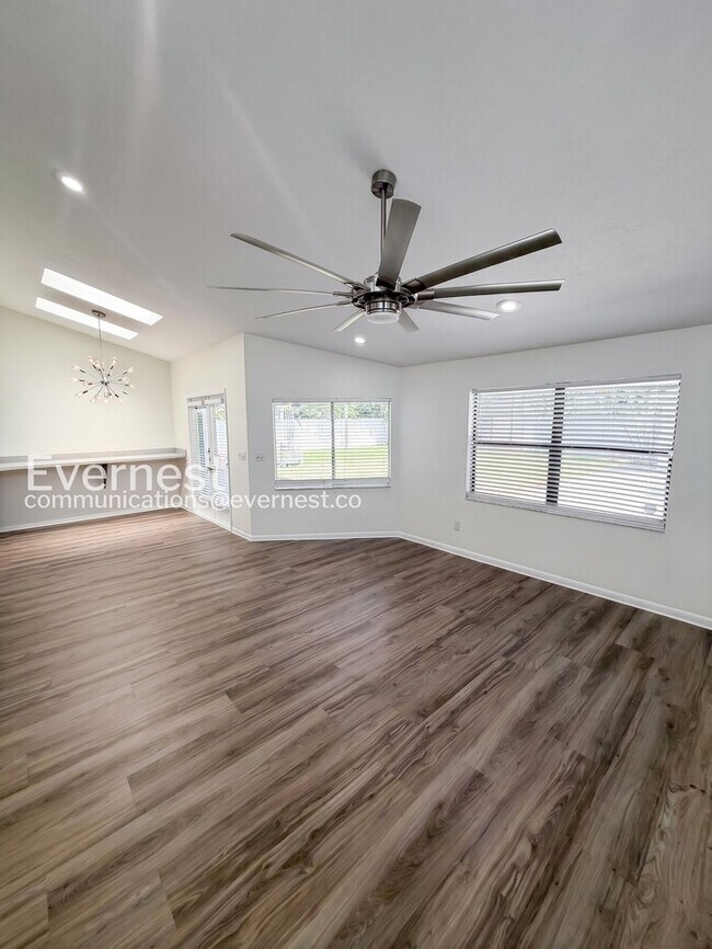 Building Photo - 4 Bed/2.5 Bath Home with Detached Garage / Available Now!