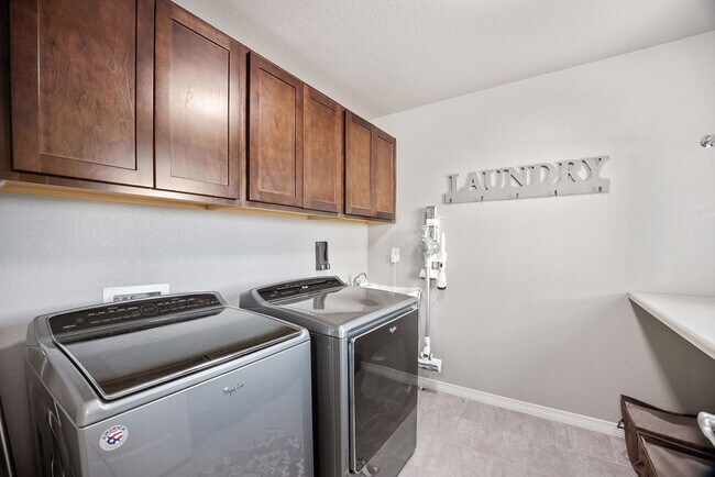 Building Photo - 580 Boxwood Dr