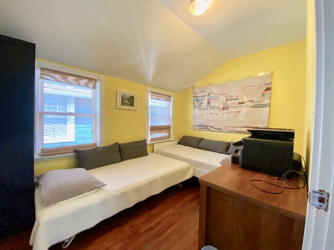 Building Photo - 306 5th Ave