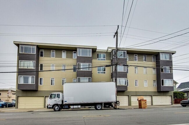 Building Photo - 4350 Kirkham St