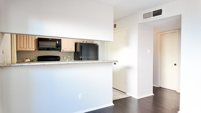 Building Photo - 8020 Braesmain Dr