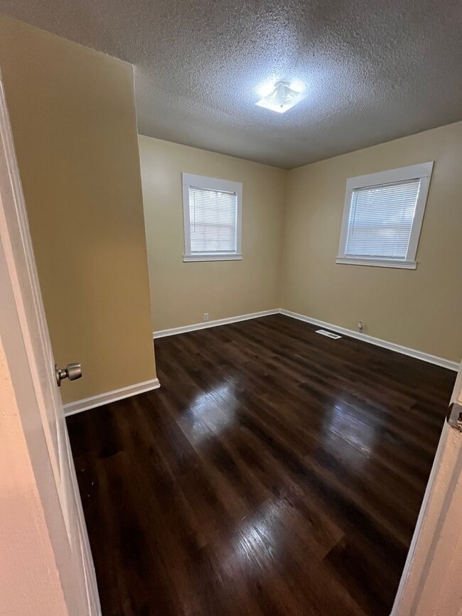 Building Photo - 3 bed 1 bath in Rossville! Leasing Special...