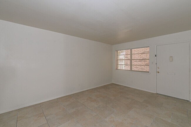 Building Photo - Charming Downstairs Apartment in the Heart of the Cultural District!