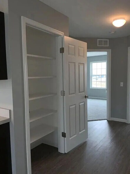 Building Photo - 200 Larkspur Ln