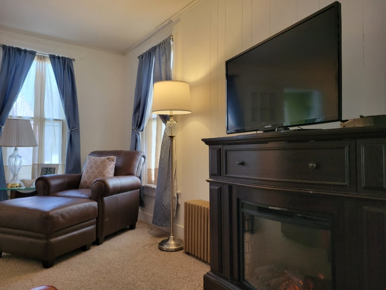 Building Photo - 58 W 6th St