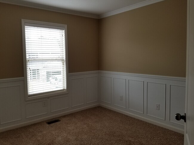 Building Photo - 9816 Thunderbolt Way