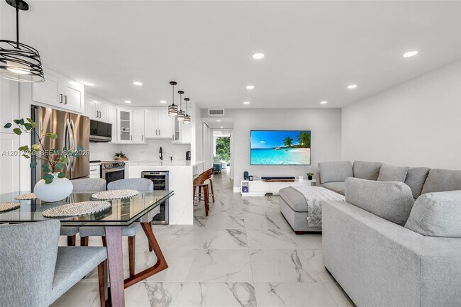 Building Photo - 3042 Harwood D