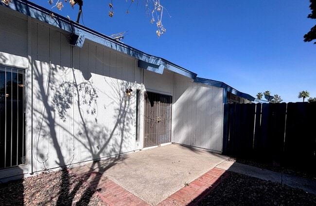 Building Photo - Loft-Style Townhouse for Rent!