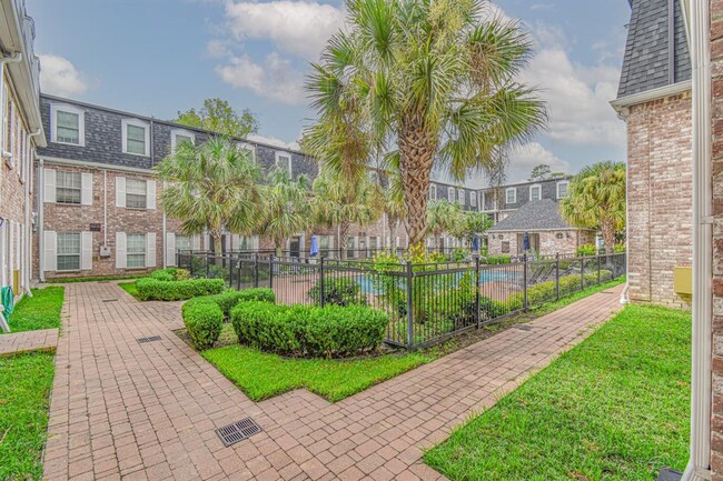 Building Photo - 351 N Post Oak Ln