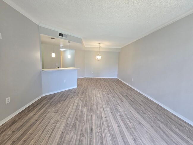 Building Photo - Luxury 1BR/1BA Condo with Fabulous Views i...
