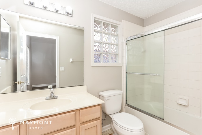 Building Photo - 884 Putters Green Way N