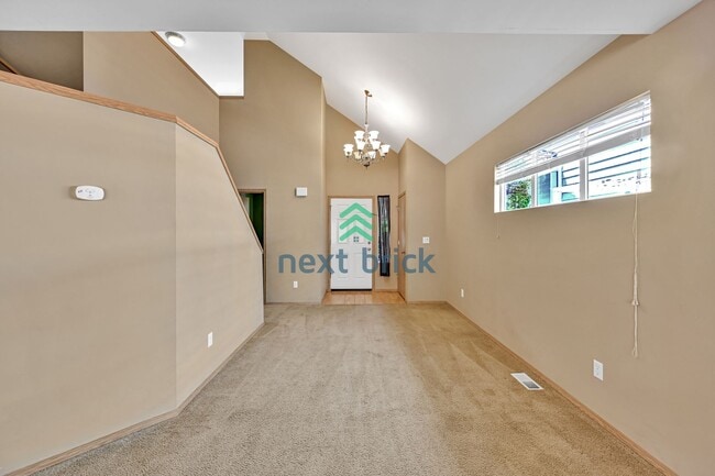 Building Photo - 3 BED & 2.5 BATH TOWNHOUSE FOR RENT