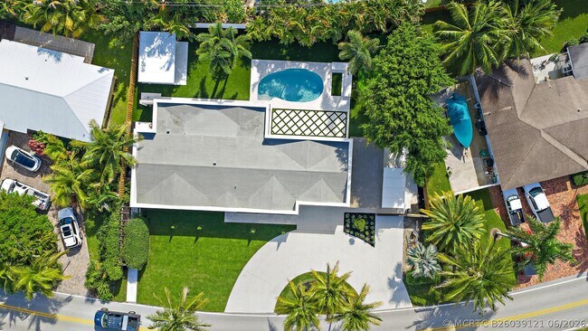 Building Photo - 391 W Riverside Dr