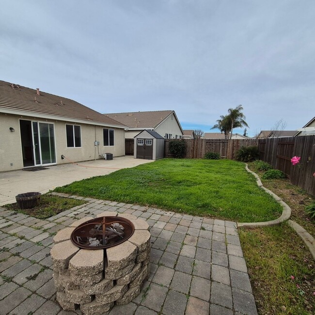 Building Photo - New Flooring throughout; Nice Elk Grove 3 bedroom home! Single story