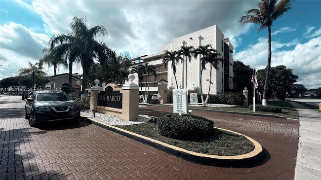 Building Photo - 8860 Fontainebleau Blvd