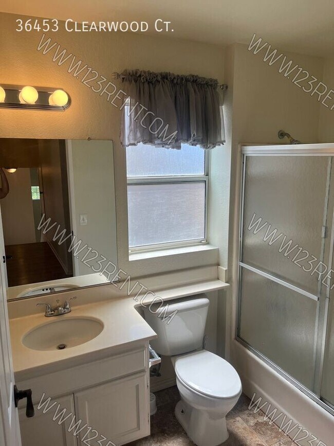 Building Photo - 36453 Clearwood Ct