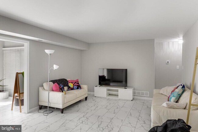 Building Photo - 23A W Bluebell Ln