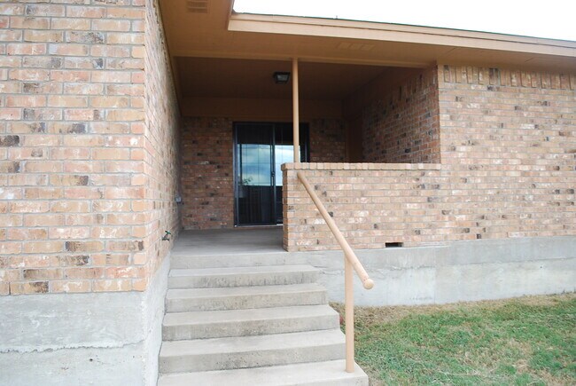 Building Photo - 910 Rebecca Ln