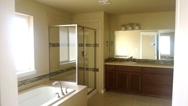 Building Photo - Spacious single family in quiet Lynnwood n...