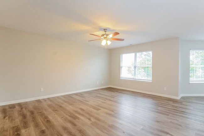 Building Photo - 914 Claiborne Ln