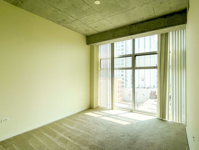 Living Room - 1620 S Michigan Ave