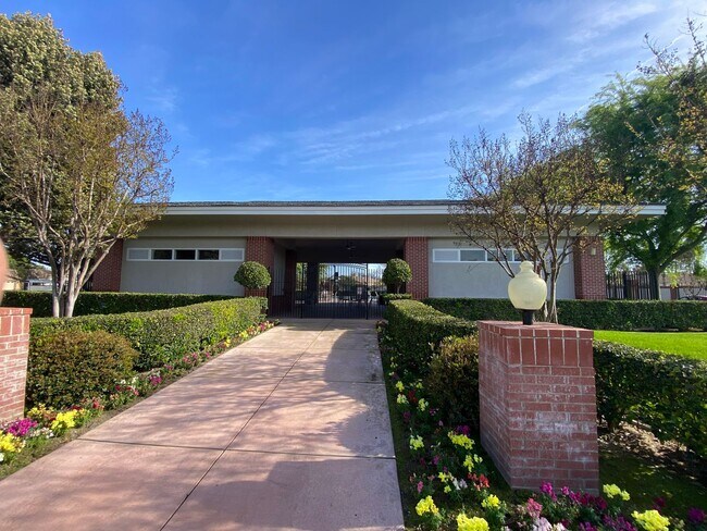 Building Photo - Gated Community of Grand Island in Seven Oaks 2 BD 2 BA Gorgeous House