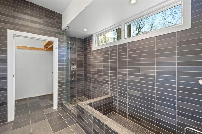 Building Photo - 935 Custer Ave SE