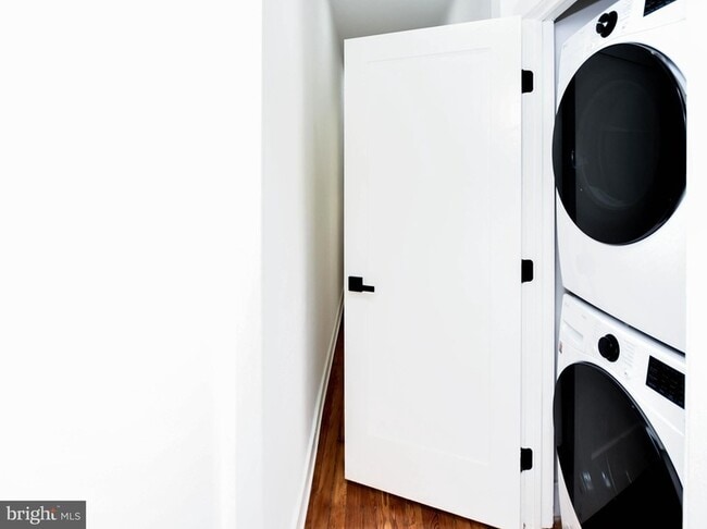 Building Photo - 104 R St NE