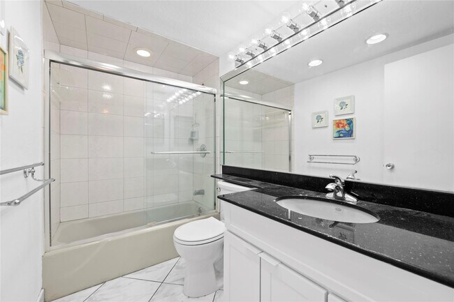 Building Photo - 1069 Hillsboro Mile