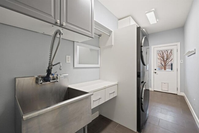 Building Photo - 2137 Rivina Dr