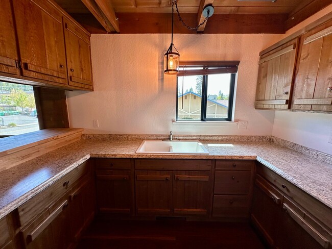 Building Photo - Cute 1 Bedroom Unit Close to Downtown