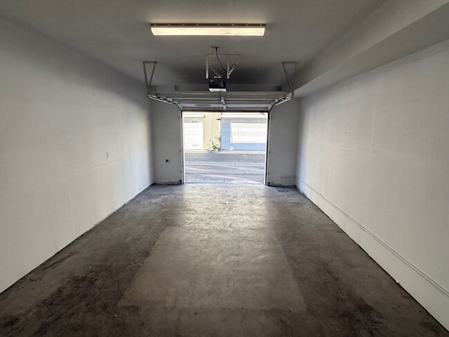 Building Photo - 3-Bedroom Townhome in Central Richmond Near Richmond BART Station