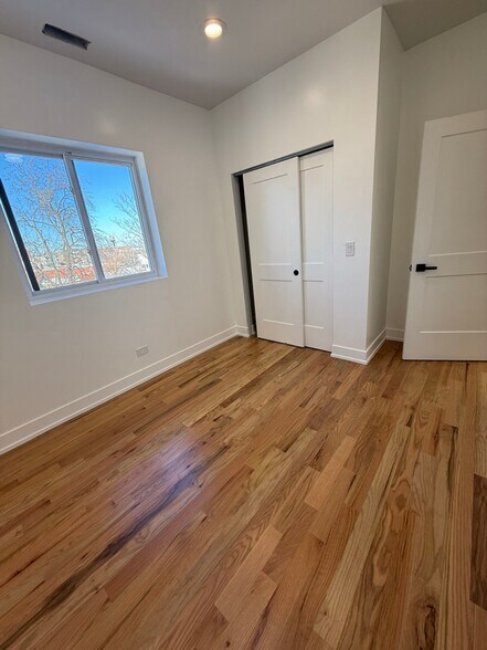 Building Photo - 1249 S Kedvale Ave