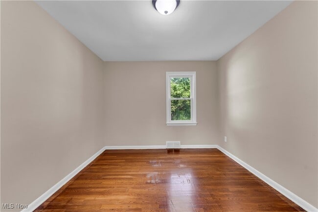 Building Photo - 5037 Greenhurst Dr