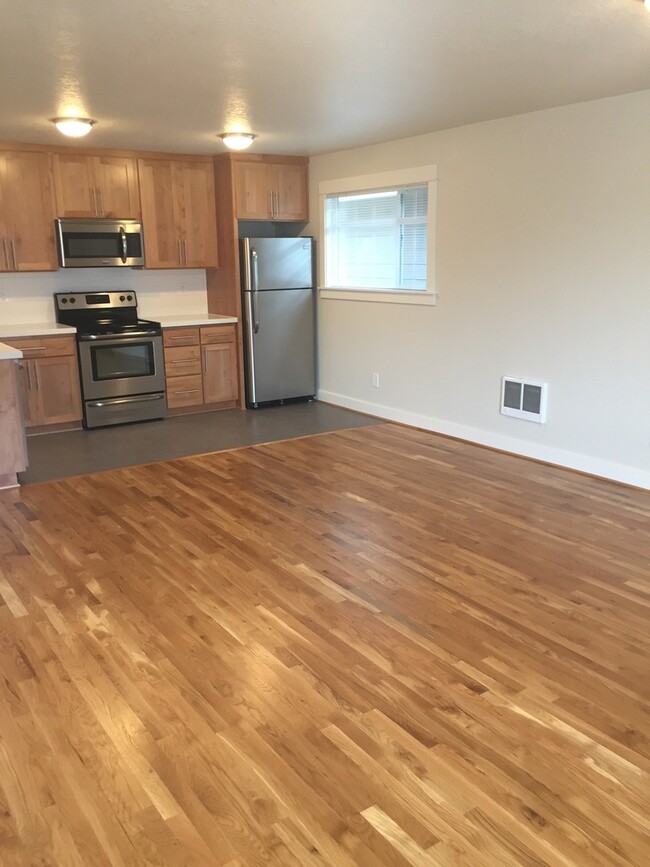 Building Photo - Spacious Like New Remodel 2BR-Portsmouth-N...