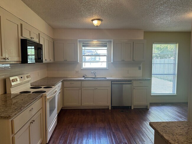 Building Photo - This duplex offers 3 spacious bedrooms, 2....
