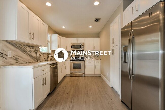 Building Photo - 4 Bedroom Pet-Friendly Home in Mount Dora, FL with Main Street Renewal