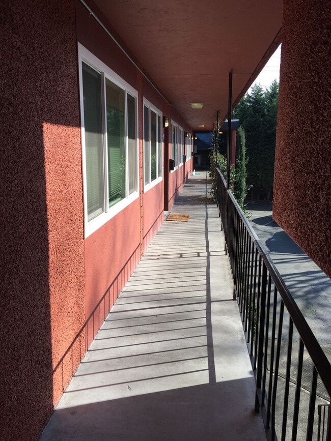 Building Photo - 2127 NE Halsey St