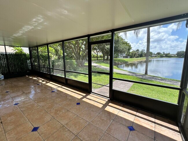Building Photo - 17 Tara Lakes Dr E