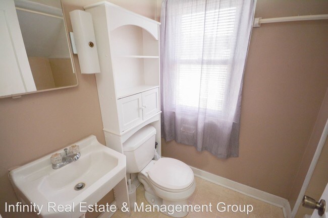 Building Photo - 114-11-1/2 11 1/2 St SE