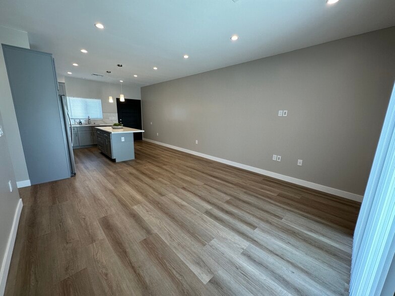 Building Photo - 8436 Oakdale Ave