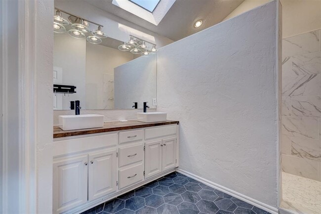 Building Photo - 1019 Dustin Dr